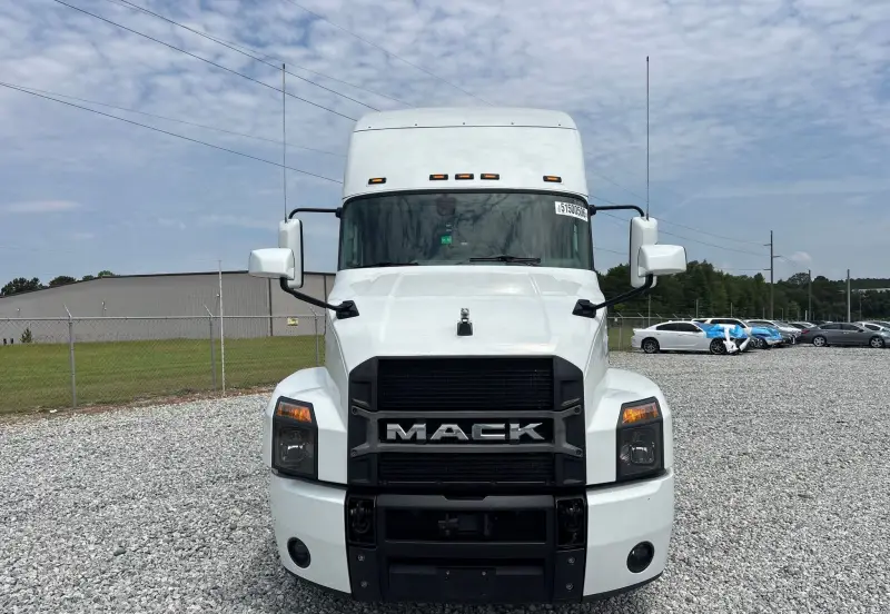 2023 Mack Anthem photo 2