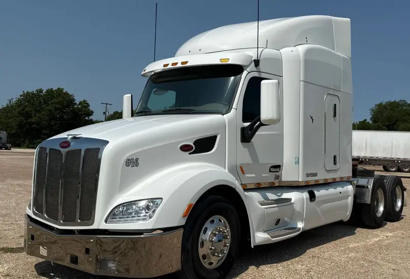 2015 Peterbilt 579 photo 1